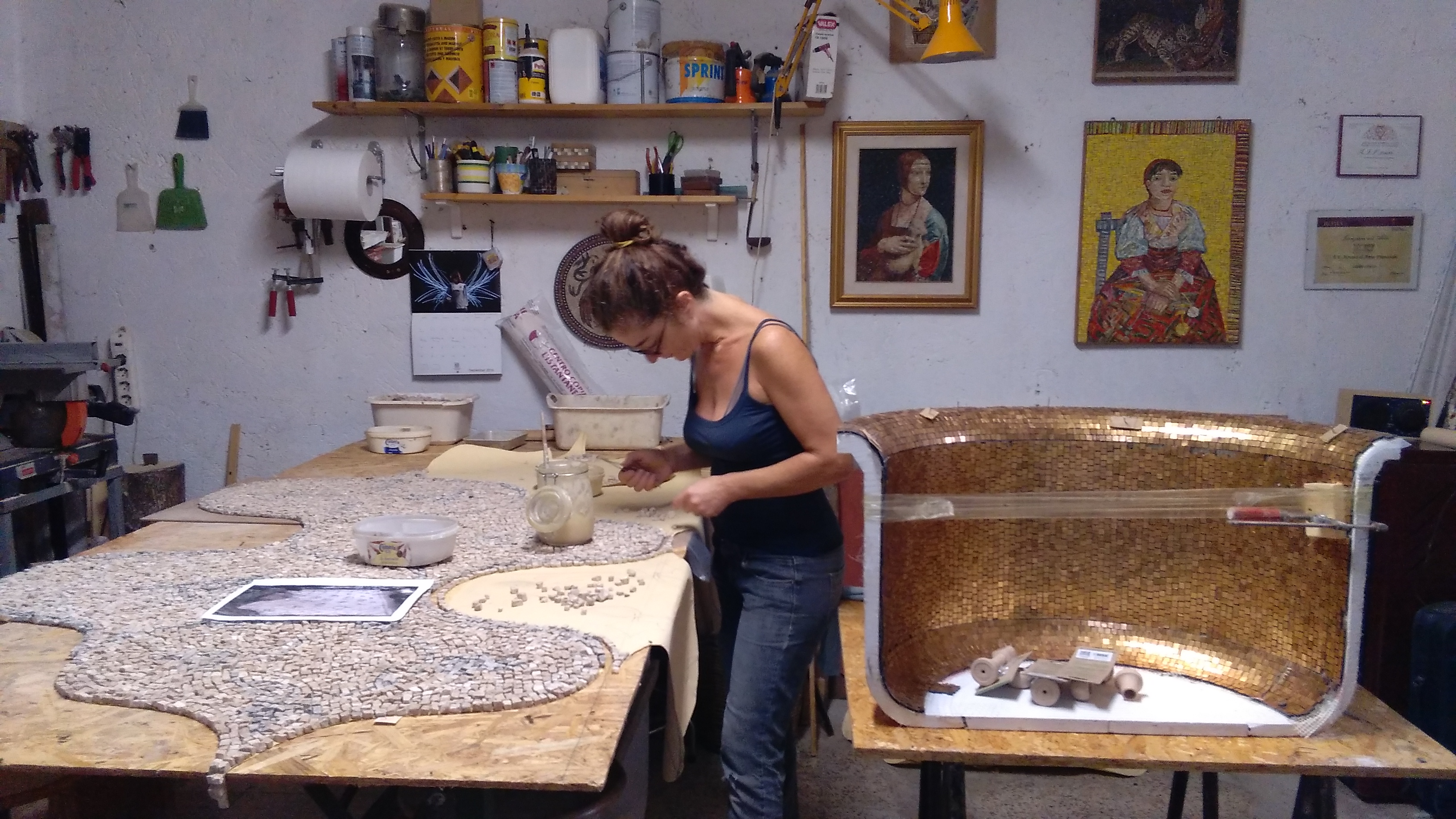 lavorazione del mosaico artigianale, craft mosaic atelier