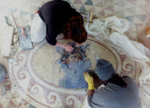 posa in opera di un pavimento in mosaico