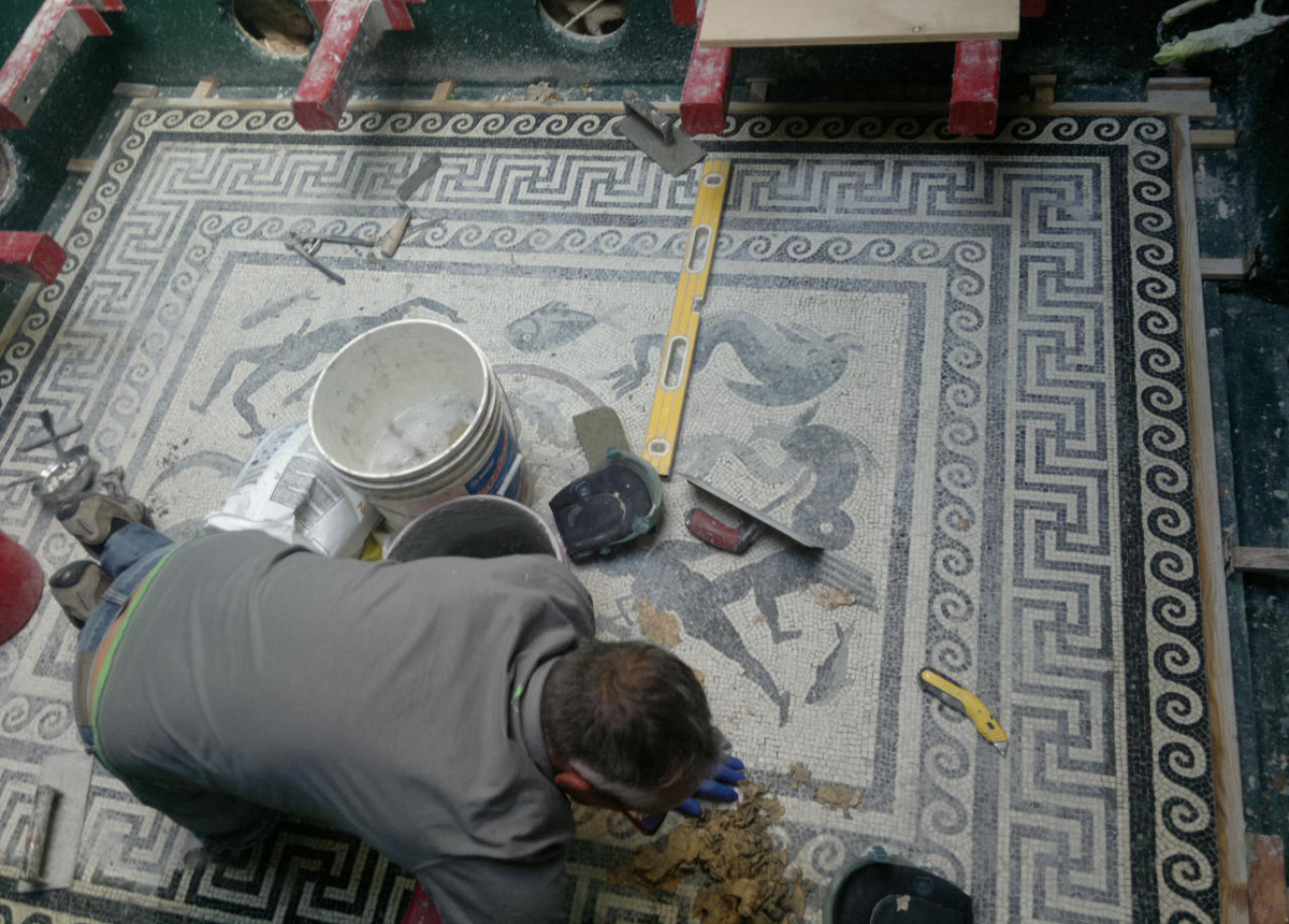 work in progress, posa in opera di un pavimento in mosaico