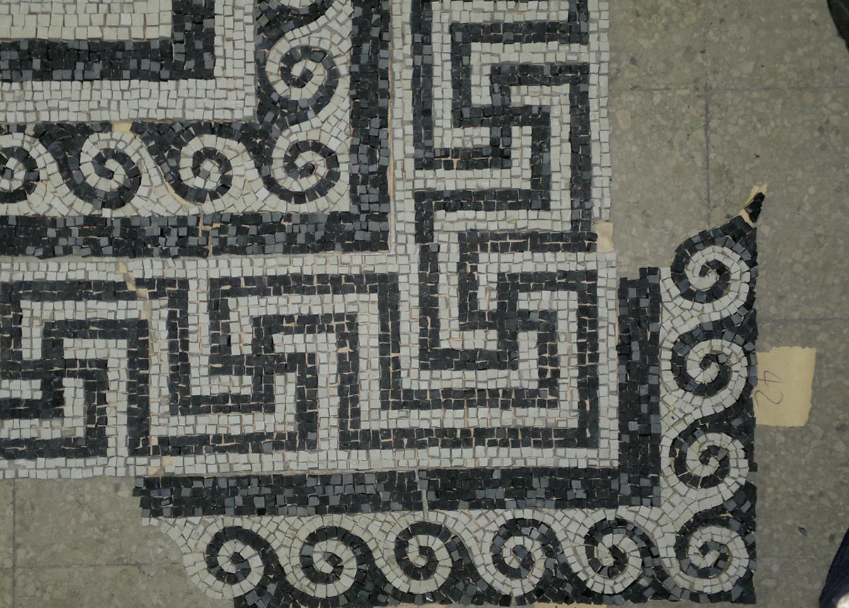 work in progress, posa in opera di un pavimento in mosaico