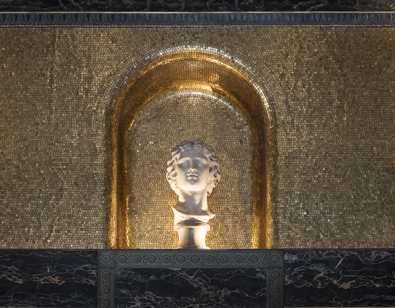 rivestimento della parete e della nicchia con mosaico in tessere d'oro