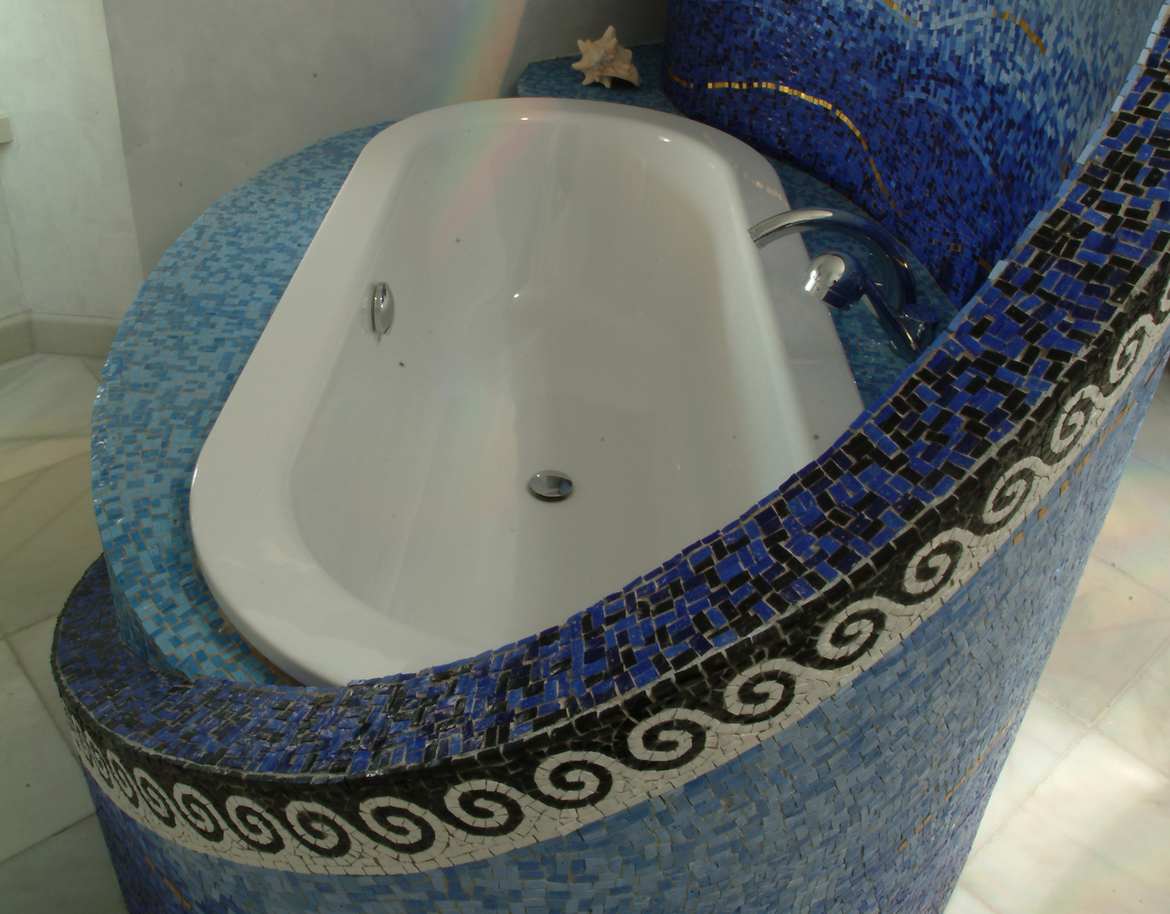 rivestimento in mosaico vetroso di una vasca da bagno