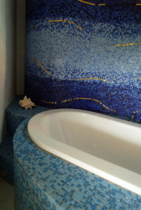 Vasca rivestita in mosaico con mosaico di smalti blu