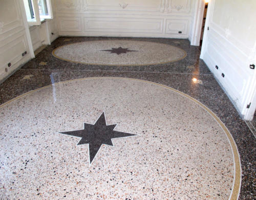 Terrazzo, pavimento in graniglia battuta con decori musivi