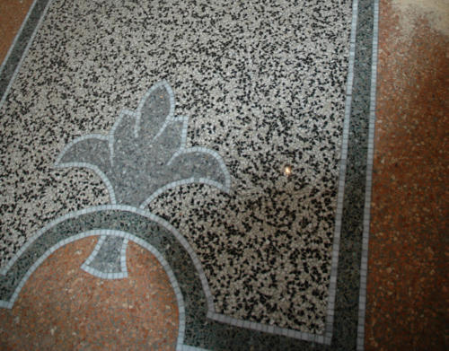 Terrazzo, pavimento in graniglia battuta con decori musivi
