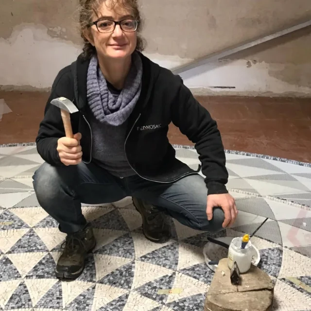Piece by piece the mosaic takes shape
#custommosaic #mosaico #mosaic #mosaicoartigianale #fattoamano #pavimentoinmosaico #mosaicfloor #mosaicflooring
