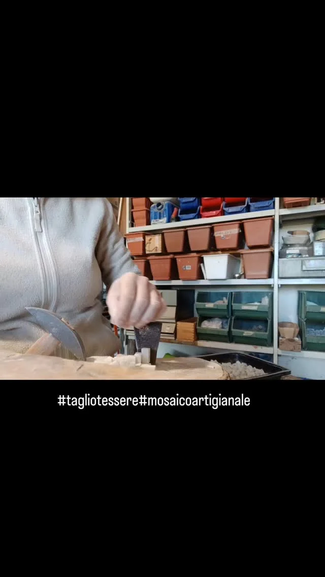 Questo l'intelligenza artificiale non lo sa ancora fare. Quindi le mie mani sono ancora le protagoniste di queste lunghe giornate di taglio con la martellina.Devo produrre tessere a dente di cane per restaurare un mosaico dei primi del 900.
#intelligenzaartigianat #mosaicoartigianale #custommosaic #mosaico #restaurodelmosaico #tagliotessere #mosaic #fattoamano 
www.redmosaic.it